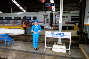 Unsere "Stewardess" im Zug von Bandung nach Yogyakarta