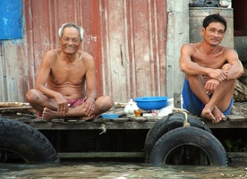 Chau Doc: Schwimmende Häuser mit Fischzucht