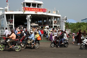 Autofähre über den Mekong-Fluss