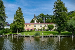 Unser Hotel "Alte Schlossbrauerei" in Mirow vom See aus