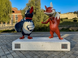 Fuchs und Elster vor dem Theater