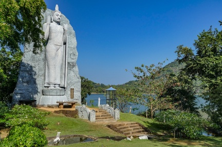 Buddha-Statue am Giritale-See