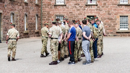 Auftstellen zum Appell - Mit der Kleiderordnung hapert es noch ein wenig beim Royal Regiment of Scotland ...