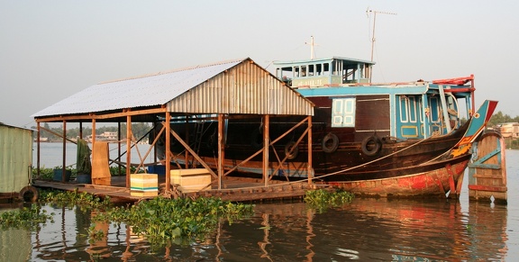 Chau Doc: Schwimmende Häuser mit Fischzucht